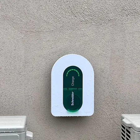 La Cahuete Maison Neuve, Borne Electrique, Terrain De Boules, Jardin Clos Prive 迪涅莱班